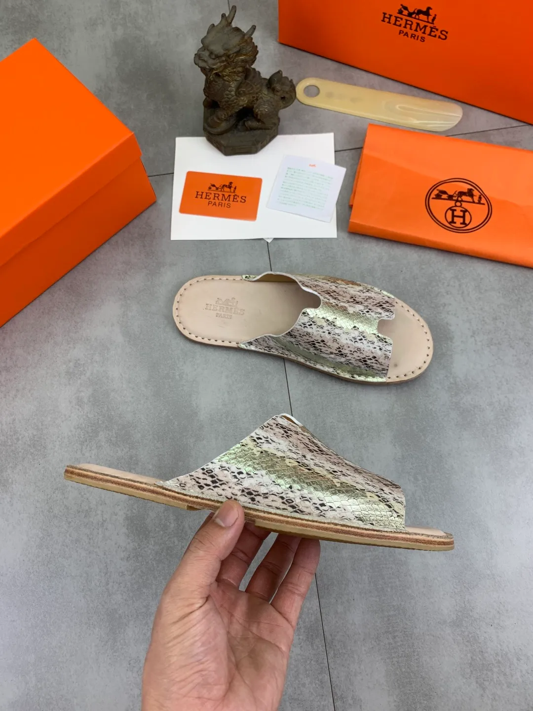Men's men's shoes 💰P360 new model (genuine leather outsole series) new colors are coming simultaneously on the official website [HERMES] Hermès series: original development, original anatomy display, exclusive outsole [Material] Sole: original genuine leather sole with cow essence film 🌸. Fabric Original calfskin Lining: Imported cowhide, delicate and soft Code number: 38-44